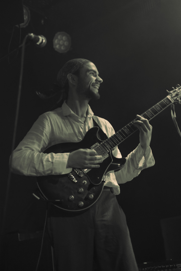 Berend Jak having fun on stage with a guitar